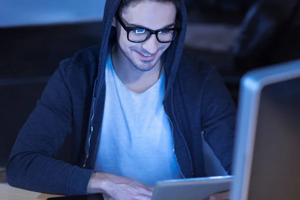 Vrolijke gelukkig man met behulp van een tablet — Stockfoto