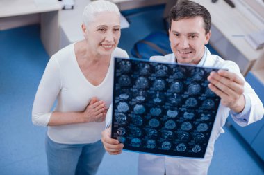 Neşeli güzel kadın X ray fotoğraf arıyor