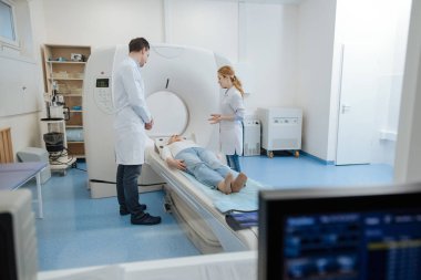 Güzel kadın doktor hastasını kadar tezahürat