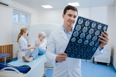 İyi bir ruh halinde olmak hoş neşeli doktor