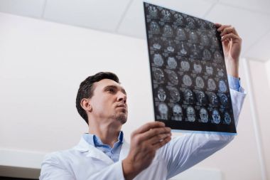 Ciddi onkolog işinin başında olacağına çalışkan