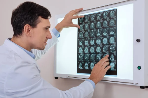 Bonito oncólogo agradable mirando la radiografía — Foto de Stock