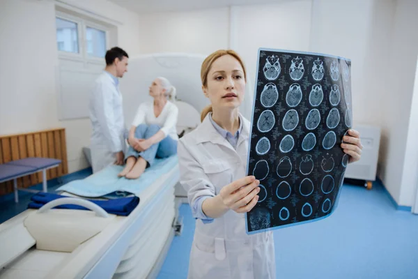 İş yerinde olmak ciddi genç onkolog