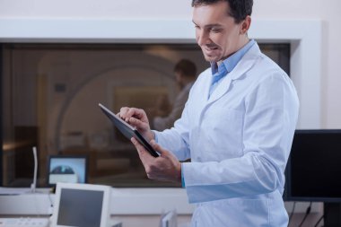 Tablet ekrana bakarak mutlu memnun doktor