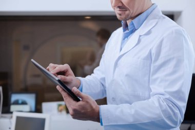 Bir doktor tarafından kullanılan Modern tablet