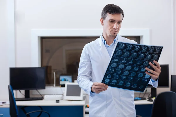 Profissional masculina oncologista colocando um diagnóstico — Fotografia de Stock