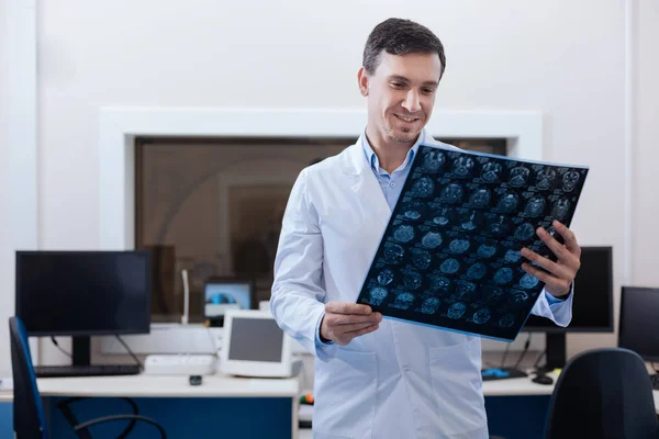 Trevliga glada radiolog tittar på Mri scan resultat — Stockfoto