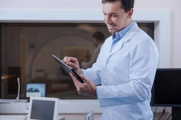Boldog örömmel orvos nézi, a Tablet PC képernyőjén — Stock Fotó