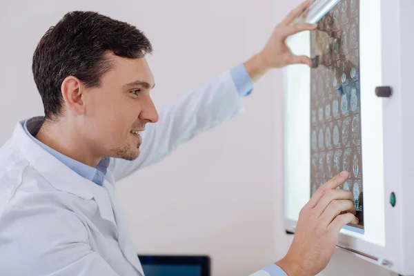 Positiv hårt arbetande läkare arbetar med datortomografi hjärnan — Stockfoto