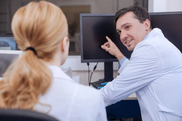 Příjemná radost doktor ukázal na monitor — Stock fotografie