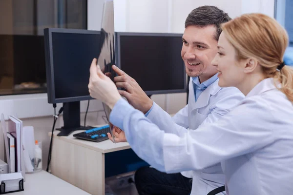 Alegres colegas positivos sonriendo — Foto de Stock