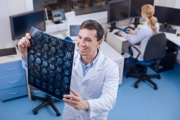 Schöner Arzt mit dem Röntgenbild des Gehirns — Stockfoto