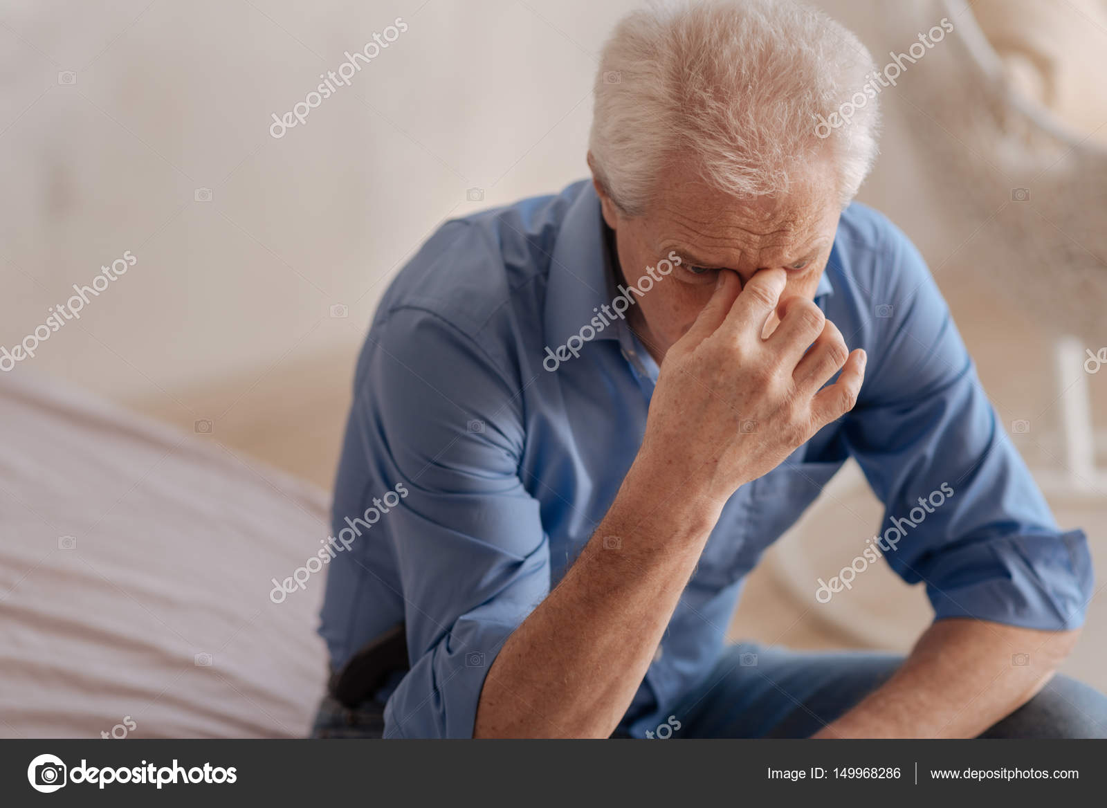 沮丧不快乐的人，抱着他的鼻梁——图库图片© Dmyrto_Z #149968286, image size:1600x1168