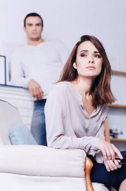 Koltukta oturan çekici hüzünlü kadın