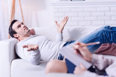 Yakışıklı iyi görünümlü adam zararına olmak