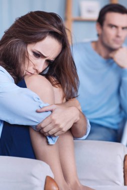 Hüzünlü hüzünlü kadın erkek arkadaşı ile ilgili sorunlar yaşıyorsanız