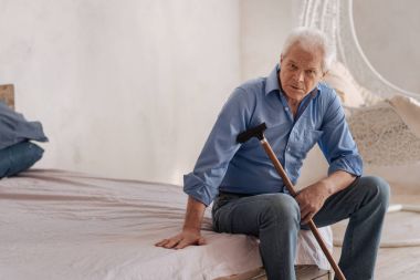 Rahat oturma odasında ciddi yaşlı adam