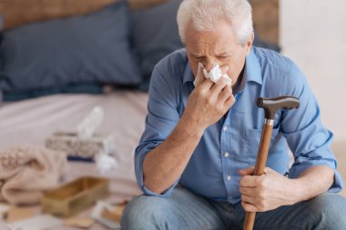 Kağıt mendil kullanarak mutsuz komuta sizde