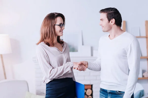 Positivo hombre encantado saludando a su psicólogo — Foto de Stock