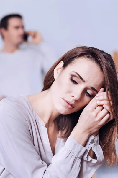 Triste mujer deprimida cerrando los ojos — Foto de Stock