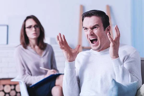 Enojado hombre furioso llorando — Foto de Stock