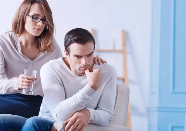 Hombre deprimido infeliz pensando en sus problemas — Foto de Stock