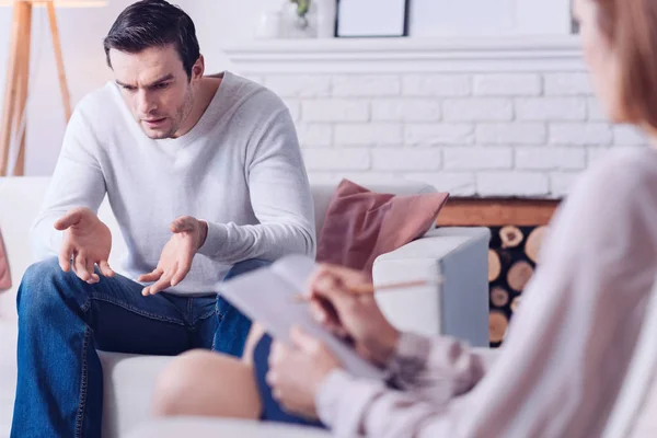 Ongezellig knappe man delen zijn problemen — Stockfoto