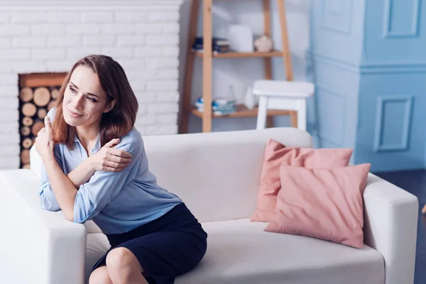 Leuke gezellige vrouw zichzelf knuffelen — Stockfoto