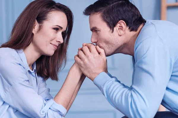Positiv erfreut Mann küsst seine Freundin — Stockfoto