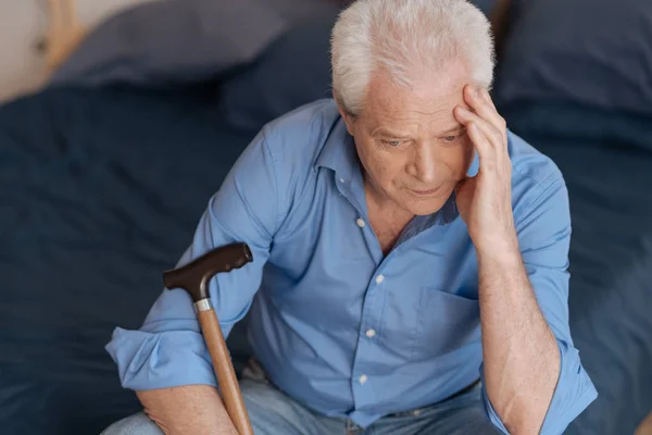 Unglücklicher alter Mann berührt seinen Kopf — Stockfoto