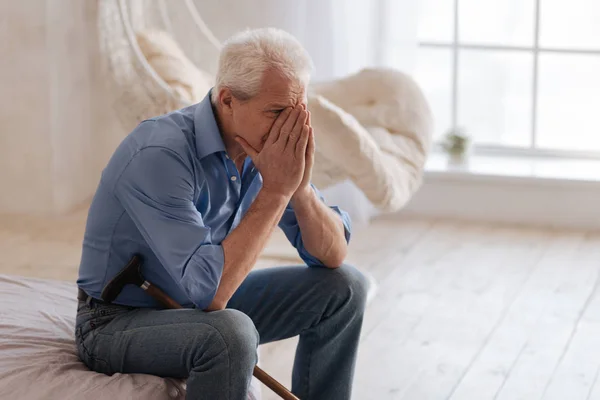 Depressiver alter Mann weint — Stockfoto