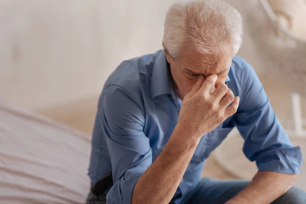 Homme malheureux déprimé tenant son pont nasal — Photo