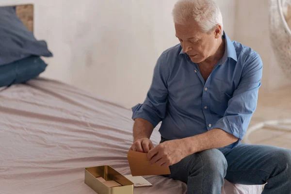 Fin äldre man öppna ett kuvert — Stockfoto