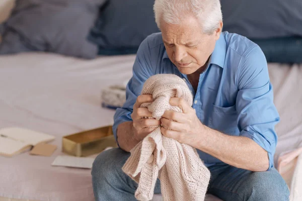 Smutné, nešťastný muž drží jeho manželky pletené připojená — Stock fotografie