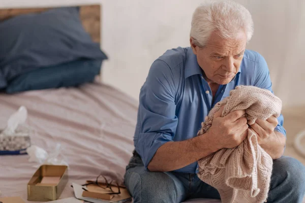 Desdichado hombre sombrío que está en pena — Foto de Stock