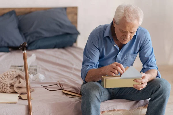 Depressief trieste man die een doos met mail — Stockfoto