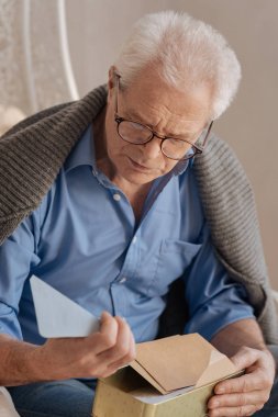 Mutsuz üzgün adam zarfa arıyor okuma