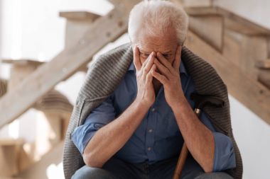 Yüzünü kaplayan üzgün ağlayan adam