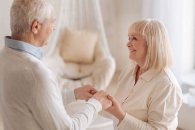 Pozitif gri saçlı kadın kocasını arıyor