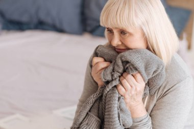 Kocasının örme ceket tutan depresif hüzünlü kadın
