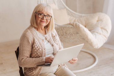 Neşeli keyifli kadın sana bakmak