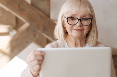 Dizüstü bilgisayar ekranına bakarak güzel akıllı kadın