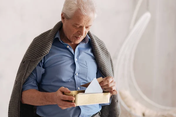 Doordachte leeftijd man herinnering aan zijn verleden — Stockfoto