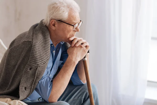 Hombre triste sombrío pensando en la vida — Foto de Stock