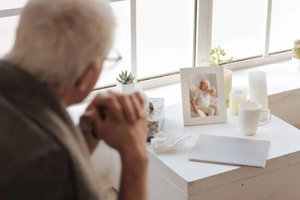 Selektiv fokus för ett foto står på nattduksbordet — Stockfoto