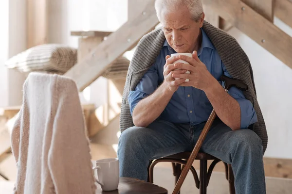 Hombre jubilado infeliz tomando té — Foto de Stock