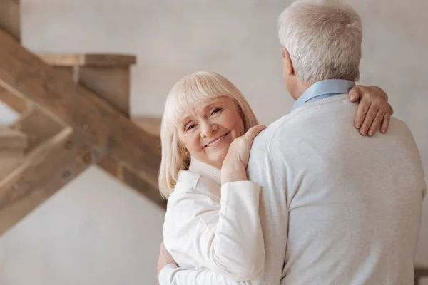 Glad lycklig kvinna ler — Stockfoto