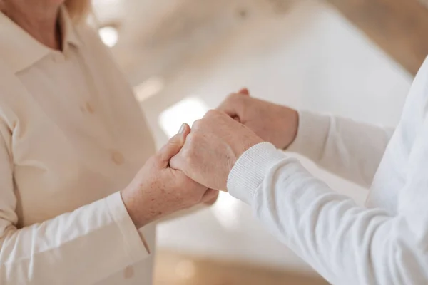 Nahaufnahme der zusammengehaltenen Hände — Stockfoto