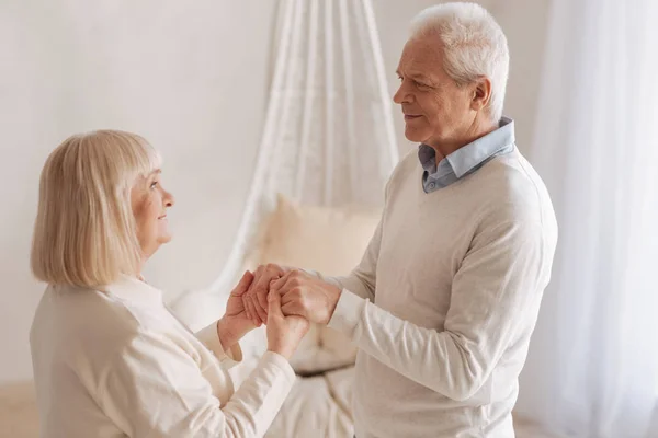 Trevlig senior mannen tittar på sin fru — Stockfoto