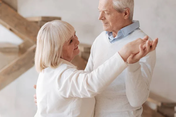 Vesel femeie în vârstă care dansează cu soțul ei — Fotografie, imagine de stoc